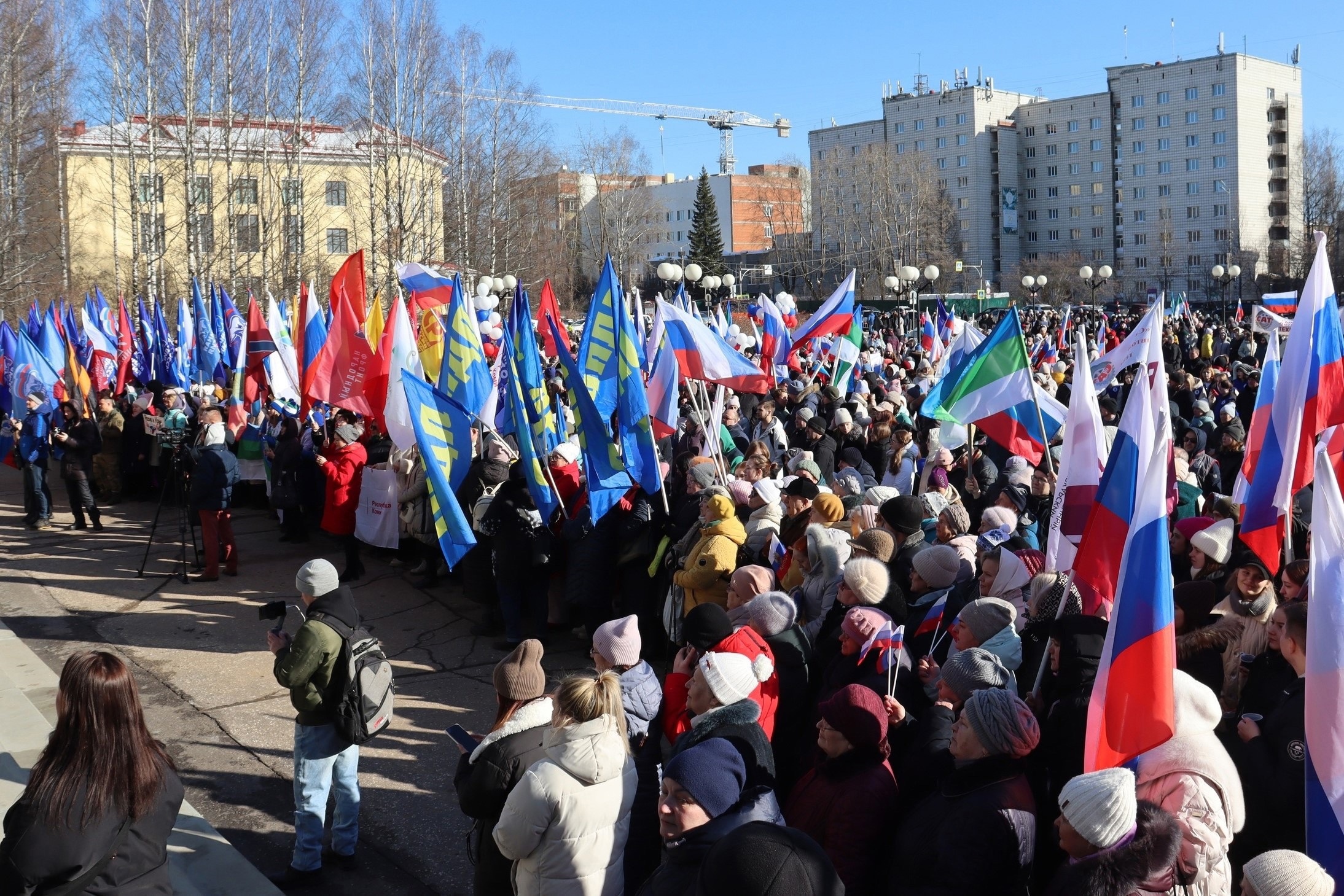 В Сыктывкаре состоялся праздничный митинг-концерт, посвящённый 10-летней годовщине возвращения Крыма в состав Российской Федерации.