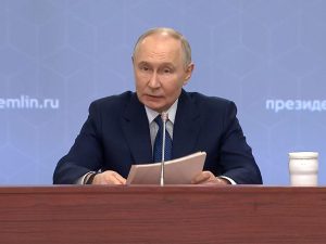 Путин поручил снизить бумажную нагрузку на медиков и учителей.