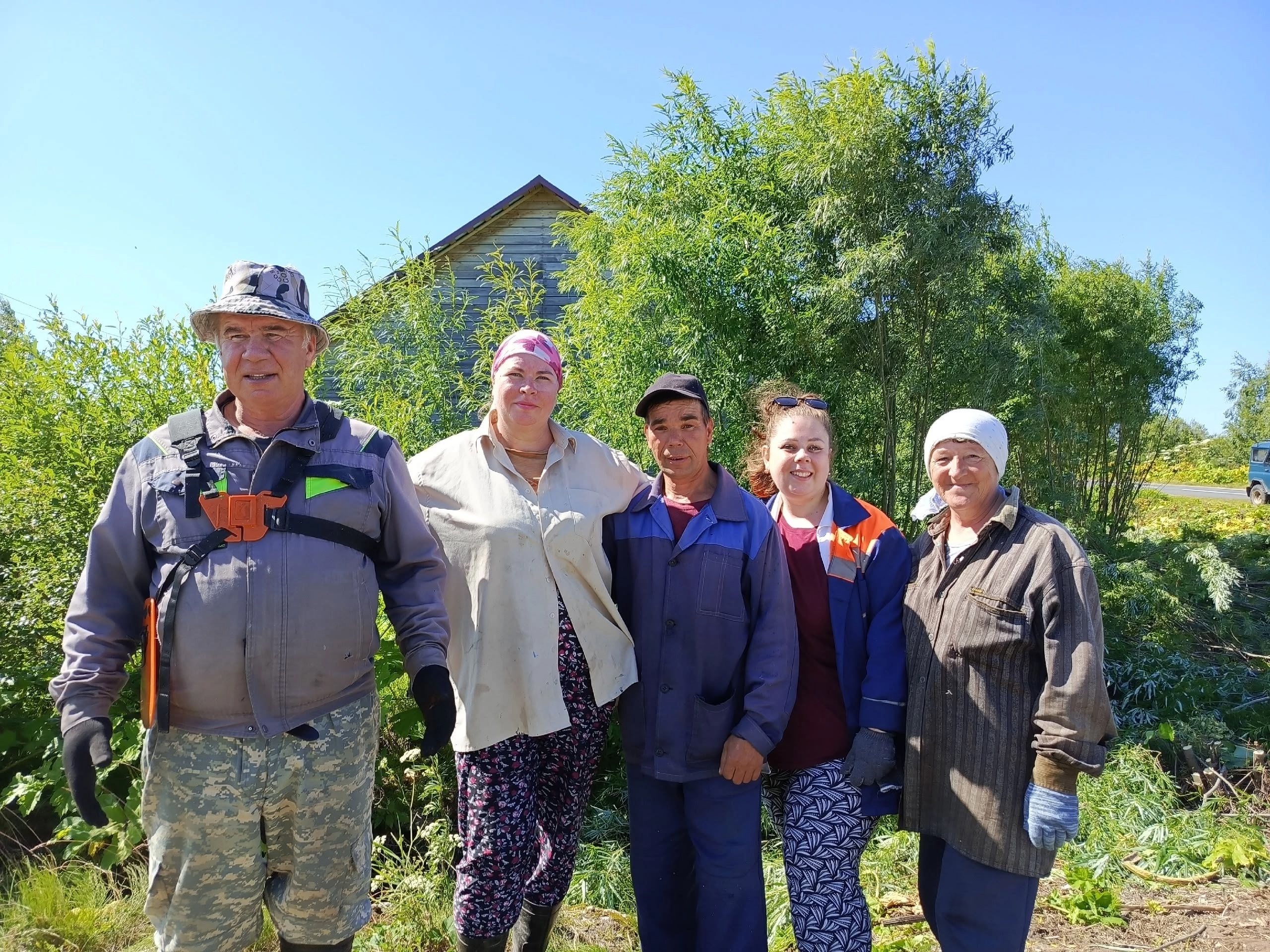  Инициативная группа и жители с.Слудка провели субботник по уборке борщевика.