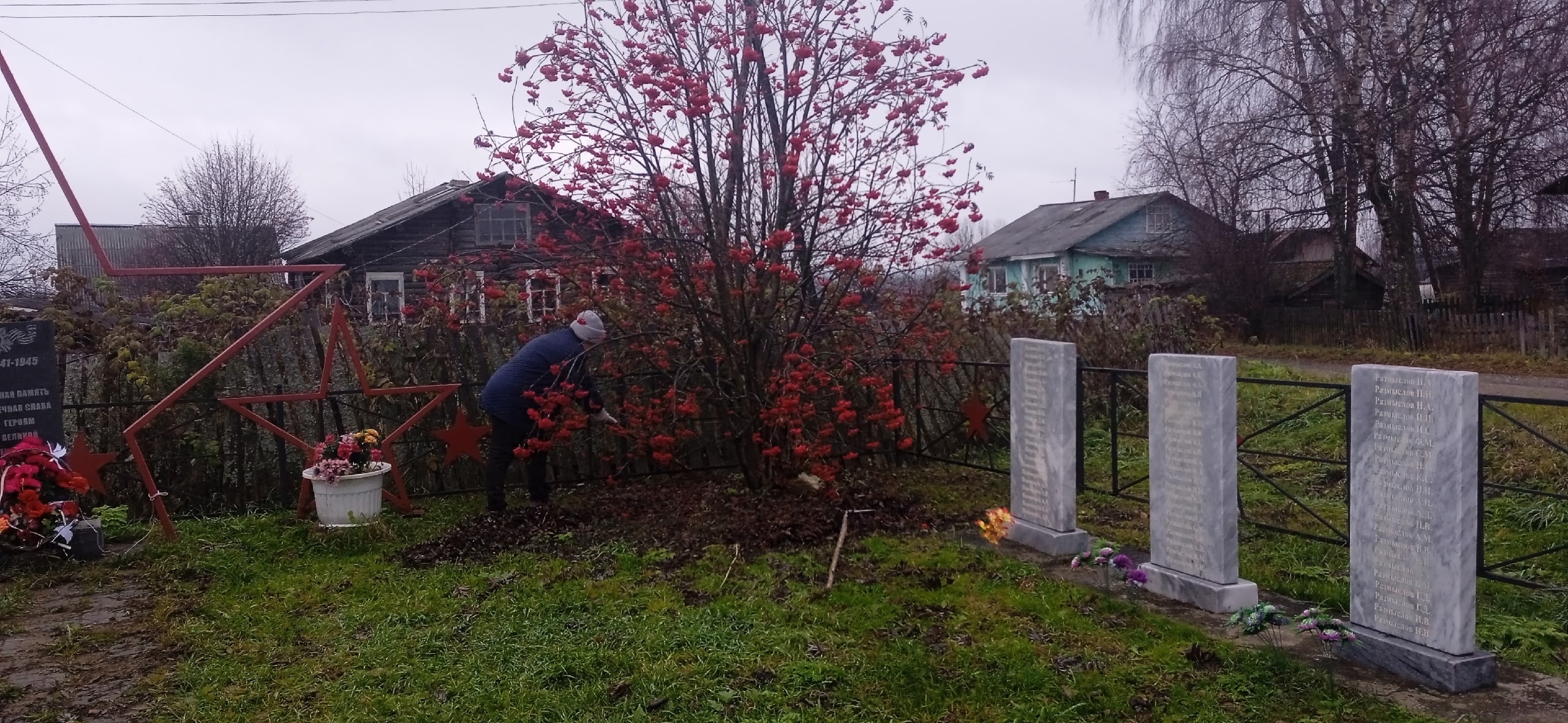 В минувшую пятницу работники администрации сельского поселения «Слудка», депутаты и жители присоединились к районному субботнику.